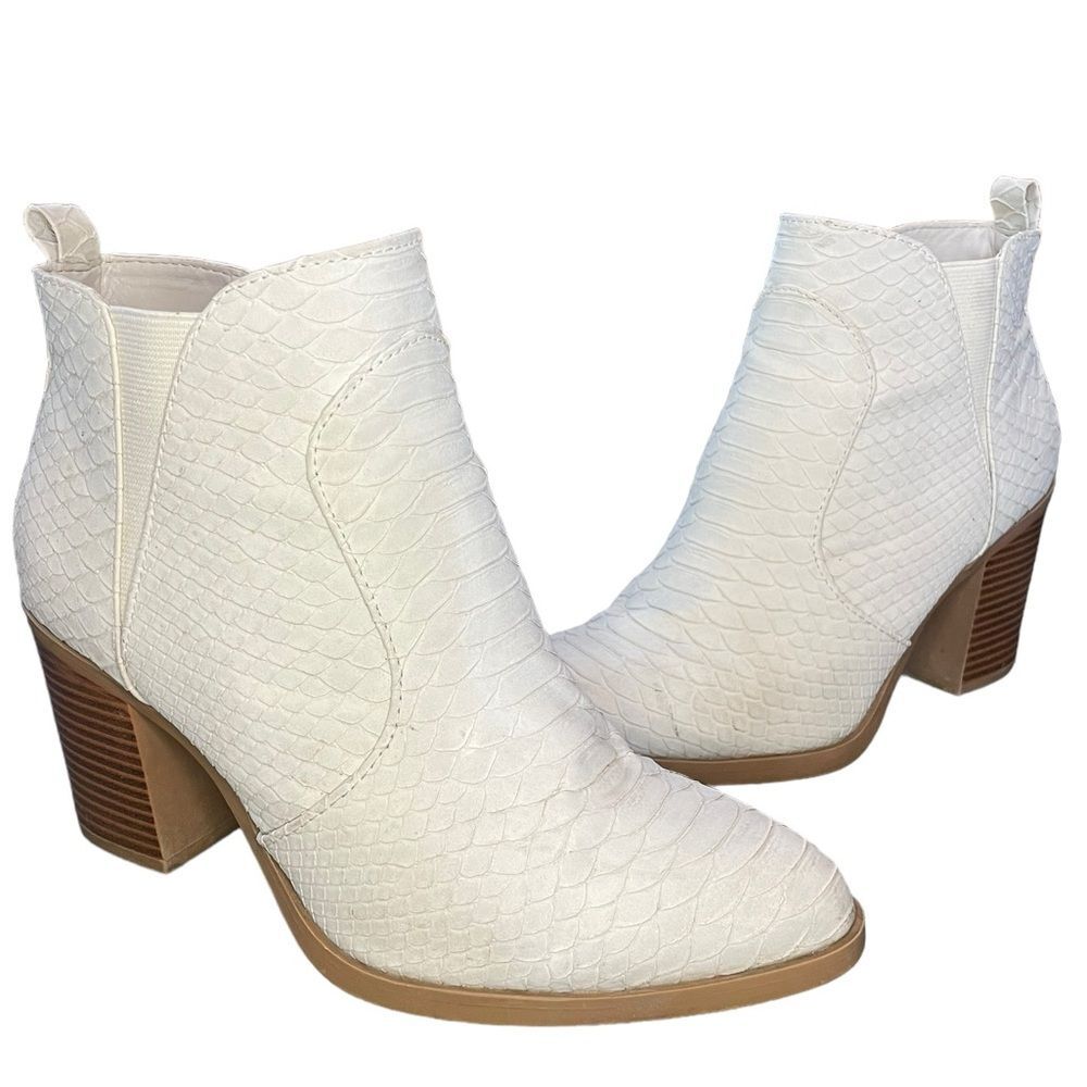 Altar'd State Brynn Ankle Bootie Off White Snake Skin Pointed Toe Women's Sz 9